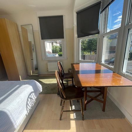 Room With Private Bathroom And Shared Kitchen London Exterior foto