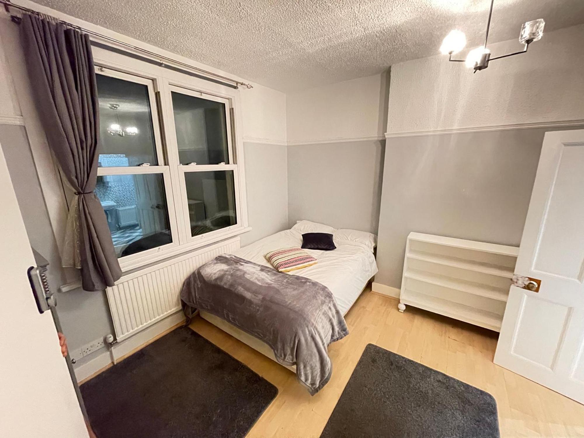 Room With Private Bathroom And Shared Kitchen London Exterior foto