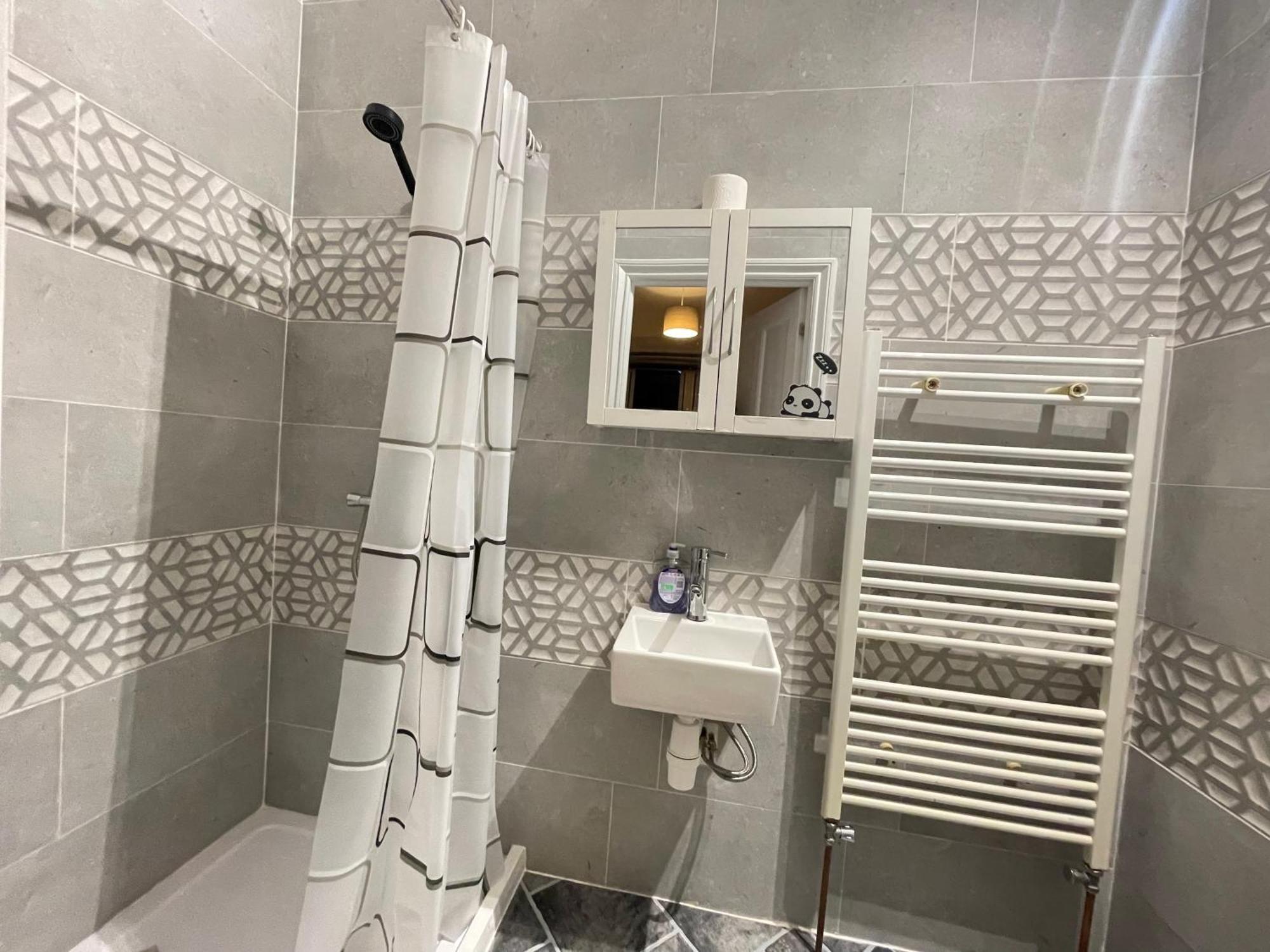 Room With Private Bathroom And Shared Kitchen London Exterior foto