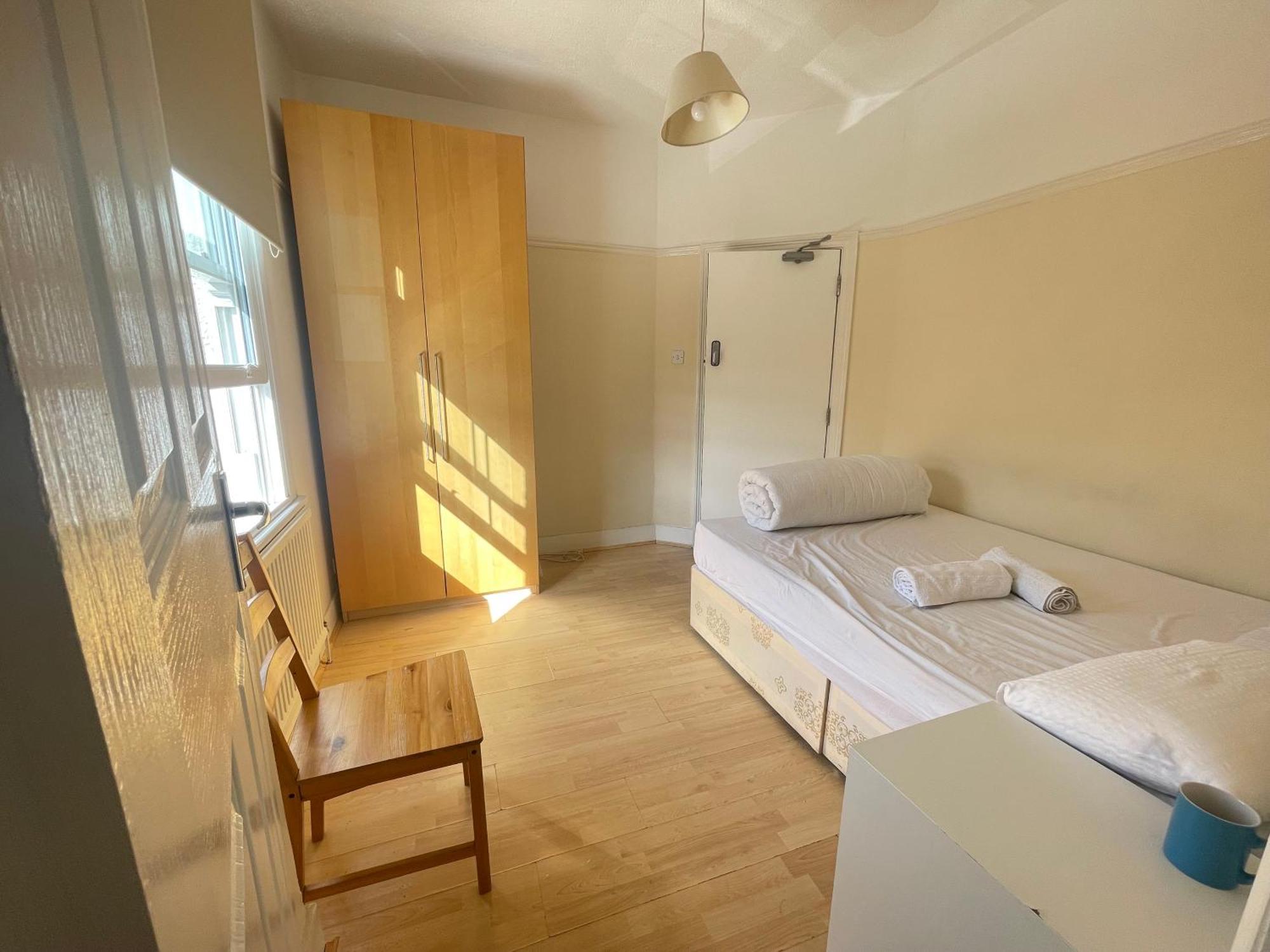 Room With Private Bathroom And Shared Kitchen London Exterior foto