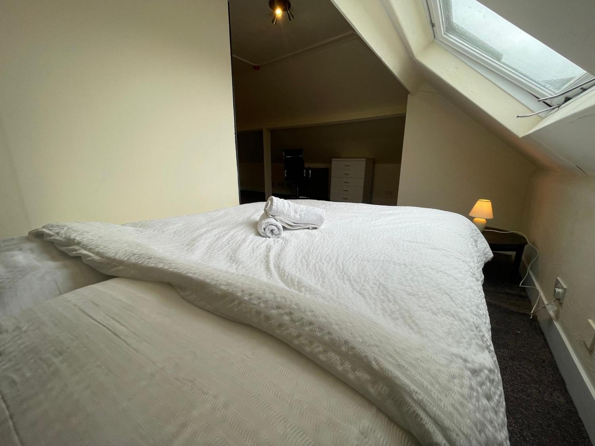 Room With Private Bathroom And Shared Kitchen London Exterior foto