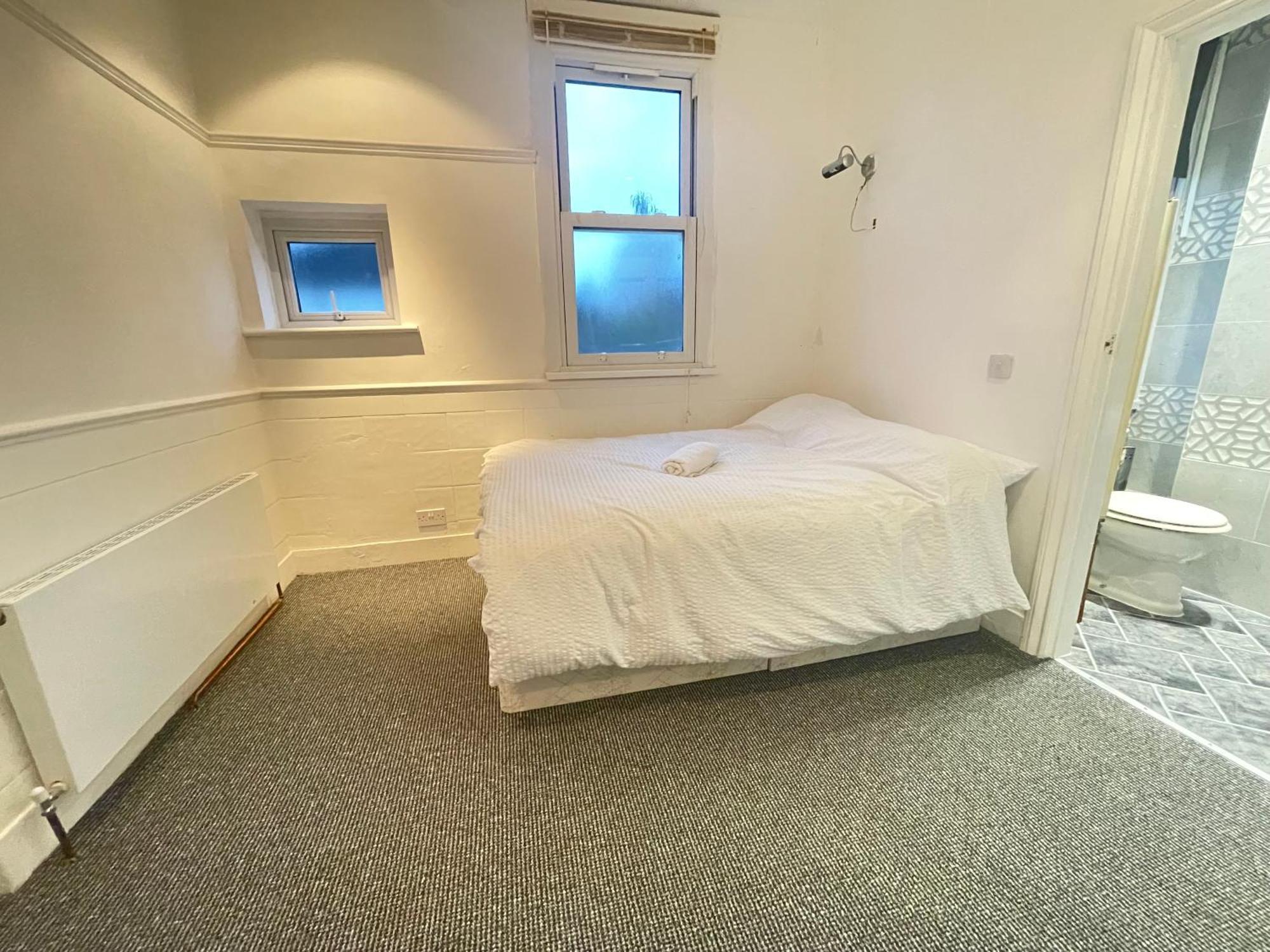 Room With Private Bathroom And Shared Kitchen London Exterior foto