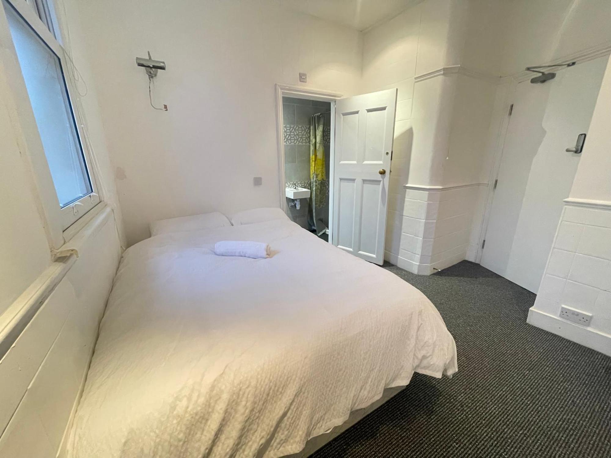 Room With Private Bathroom And Shared Kitchen London Exterior foto