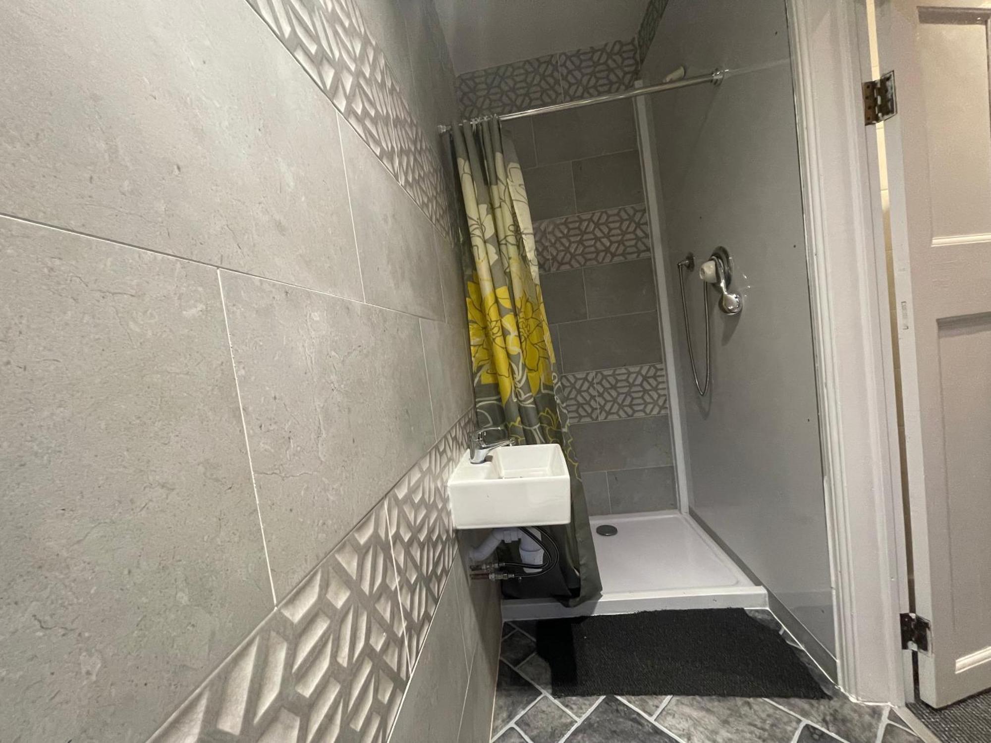 Room With Private Bathroom And Shared Kitchen London Exterior foto
