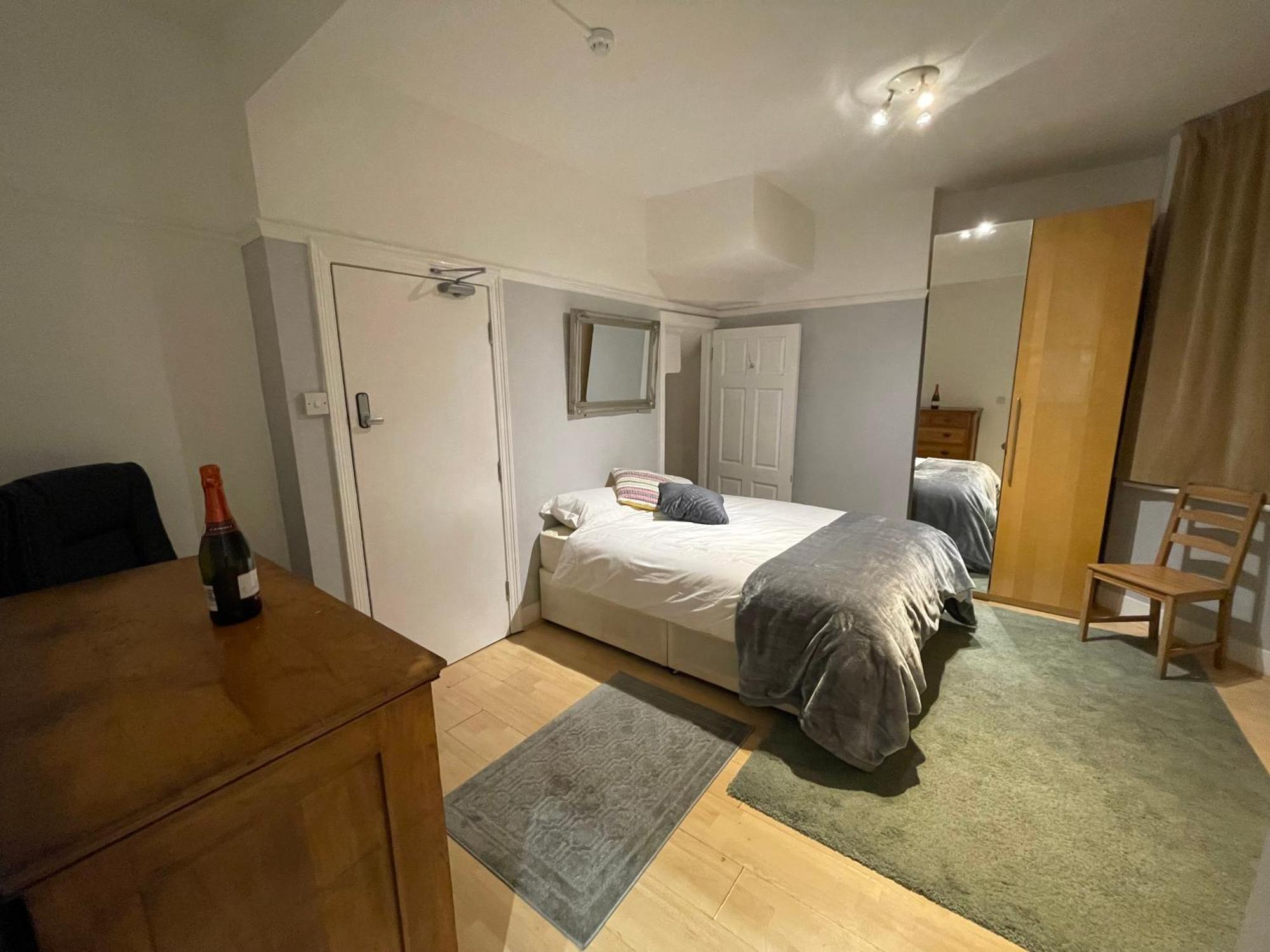 Room With Private Bathroom And Shared Kitchen London Exterior foto