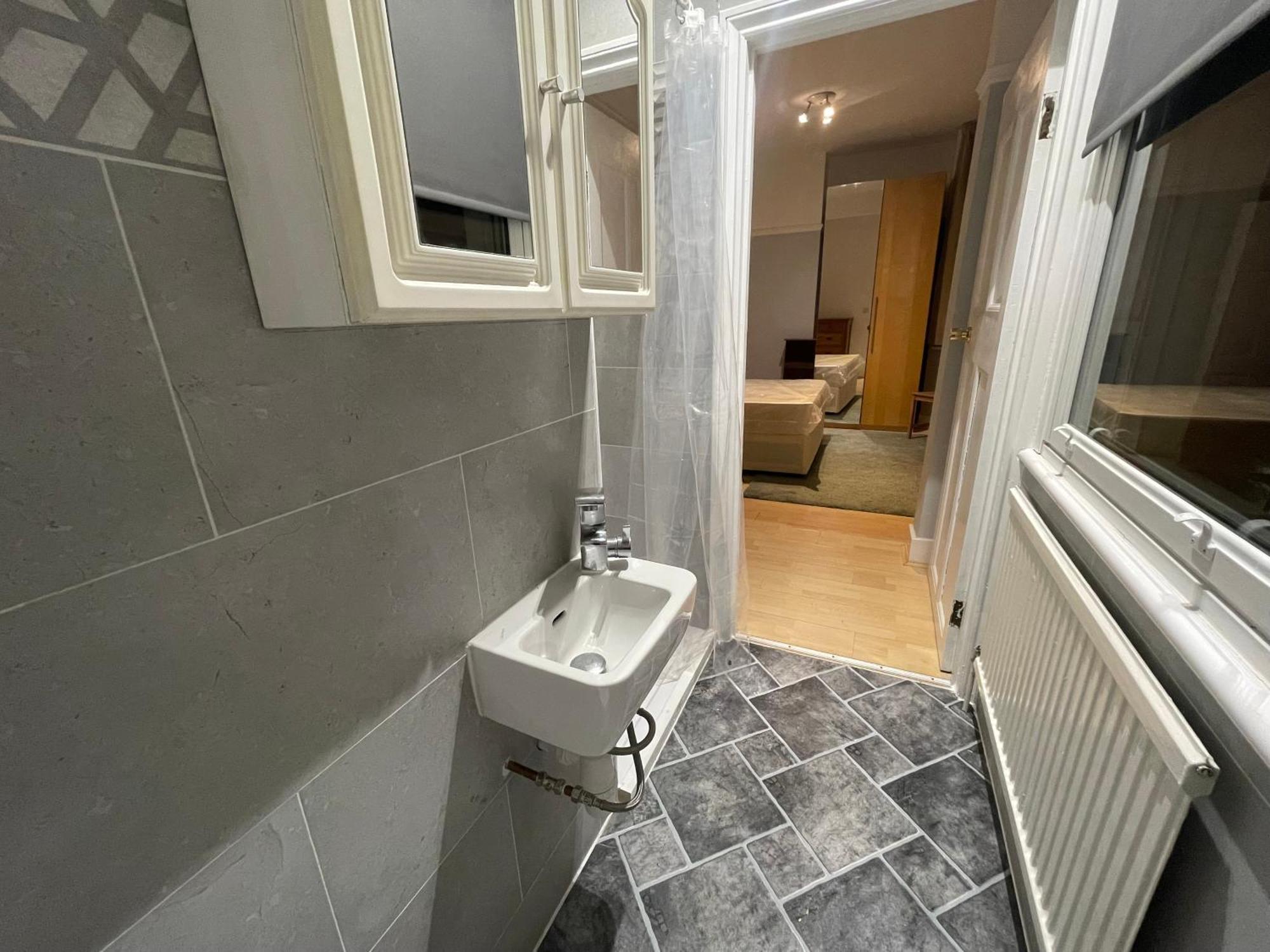 Room With Private Bathroom And Shared Kitchen London Exterior foto