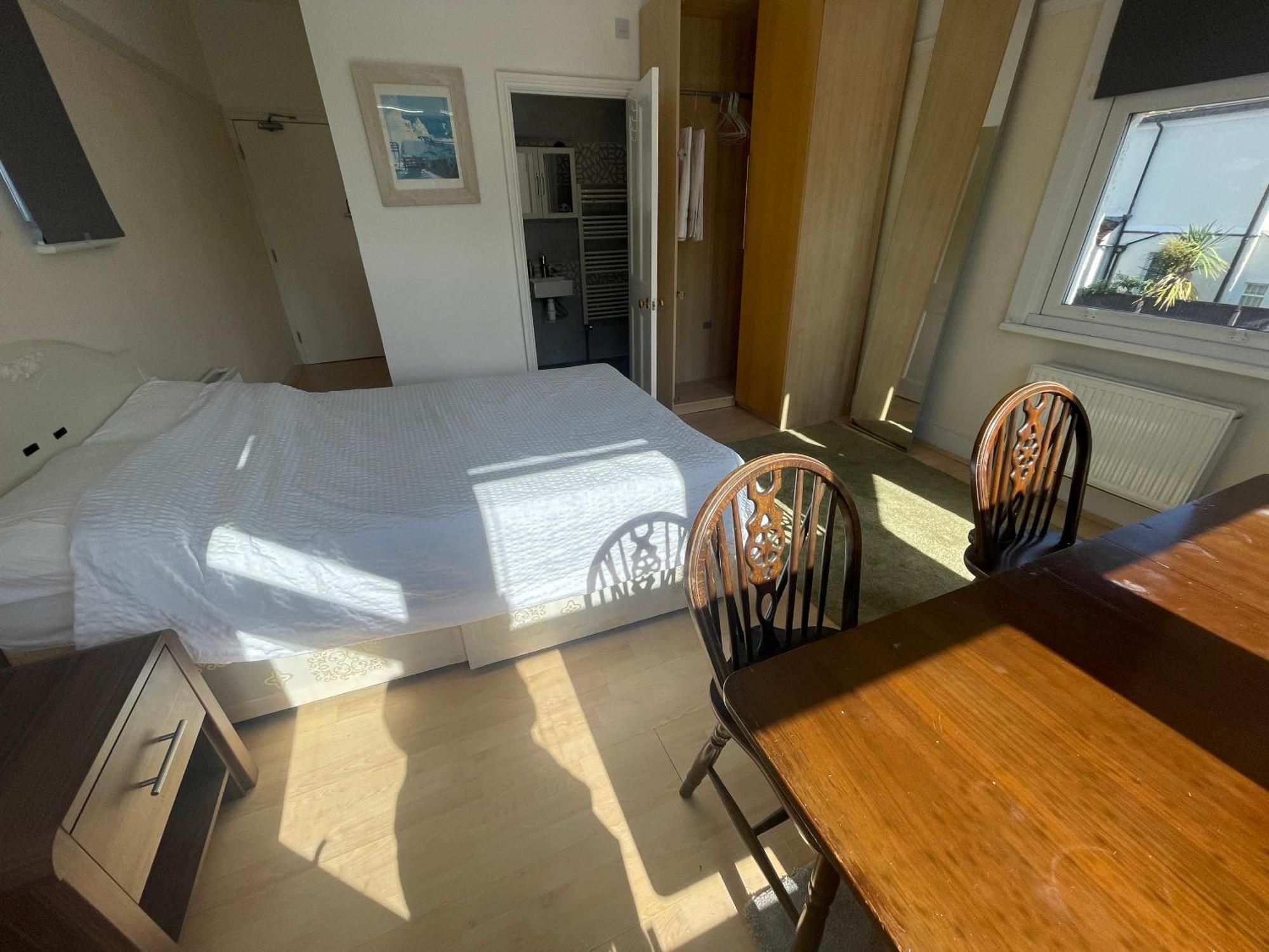 Room With Private Bathroom And Shared Kitchen London Exterior foto