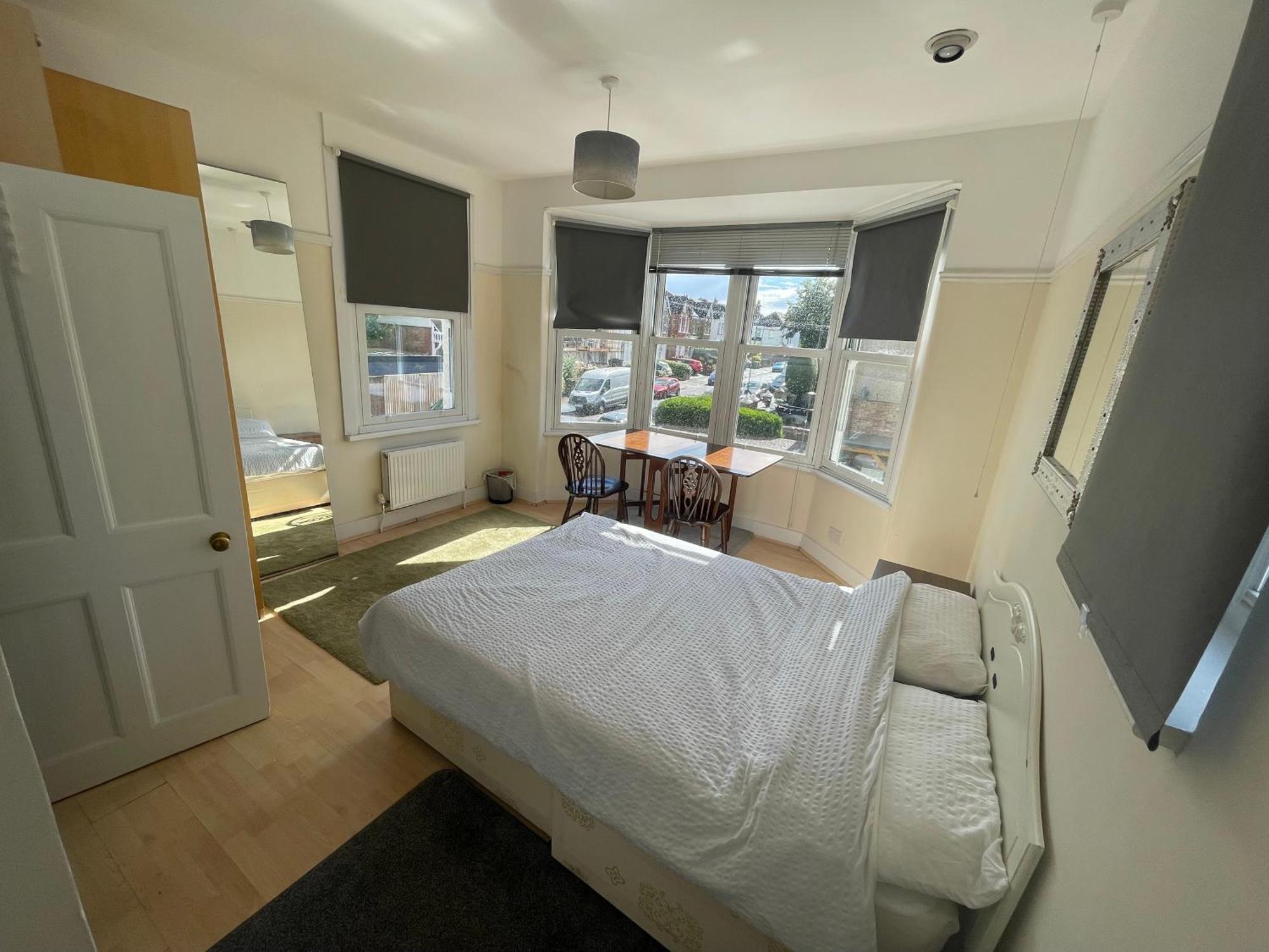 Room With Private Bathroom And Shared Kitchen London Exterior foto